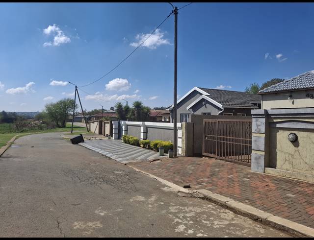 3 BEDROOM FREEHOLD FOR SALE IN CLAYVILLE